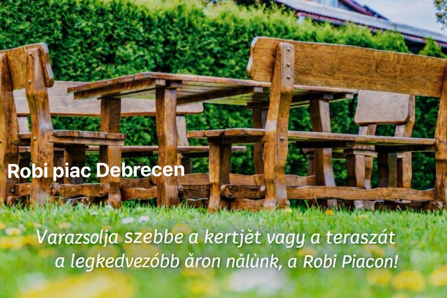 Fából készült kerti bútorok egy zöld pázsiton, a Robi piac Debrecen hírdetésével.